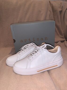 Clarks Artisan Hollyhock Walk Sneaker in Off White Leather